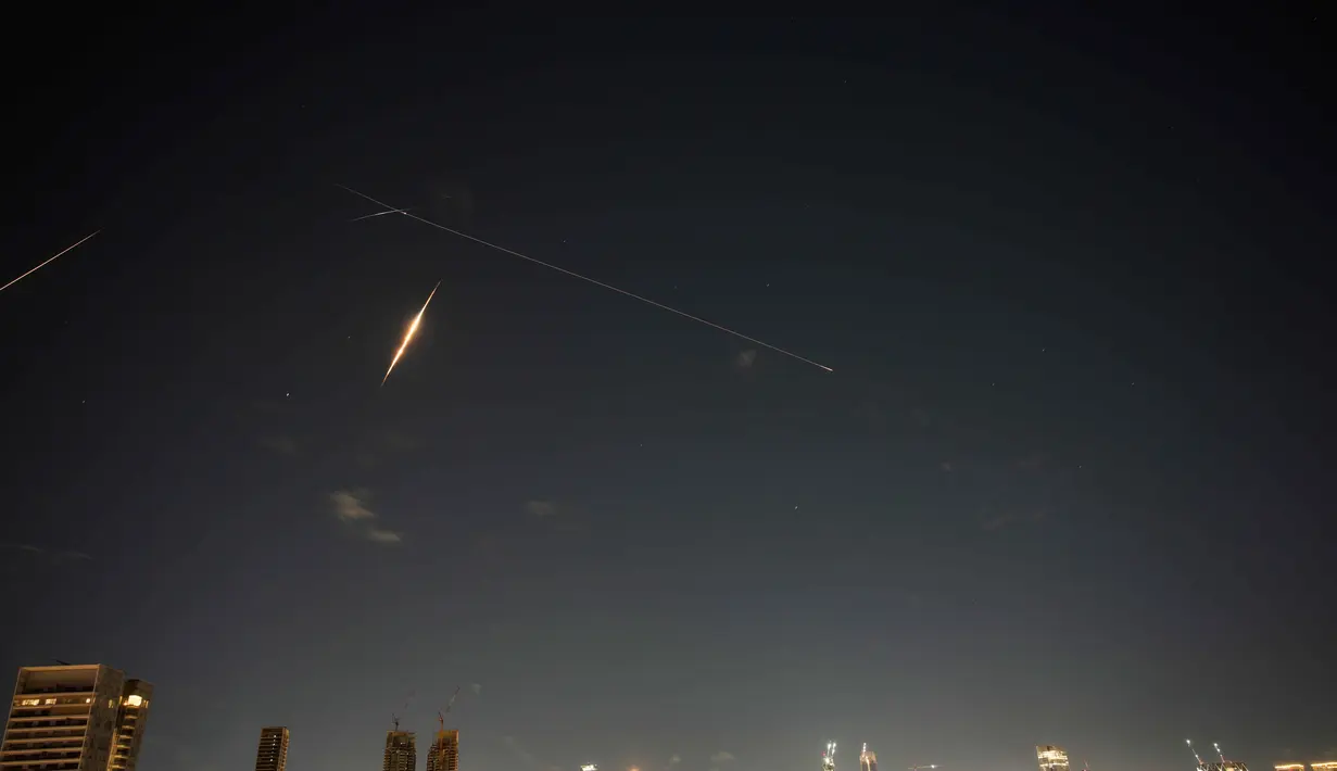 Serangan ini merupakan balasan langsung atas serangan udara skala besar yang dilakukan oleh militer Israel dan Amerika Serikat (AS) terhadap Teheran dan wilayah Iran lainnya pada Sabtu 28 Februari 2026 pagi. Tampak dalam foto, jejak-jejak pencegahan rudal pertahanan udara terlihat di Tel Aviv, Israel, Sabtu 28 Februari 2026. (AP Photo/Ohad Zwigenberg)