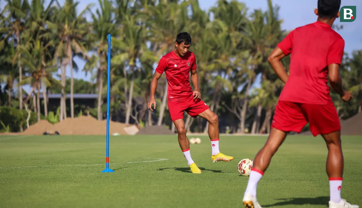 <p>Meski tidak bisa banyak berkomentar, Shin Tae-yong menyatakan bahwa dalam seminggu ini para penggawa Garuda akan melakukan latihan dengan intensitas yang tinggi guna meningkatkan fisik dasar pemain. (Bola.com/Maheswara Putra)</p>