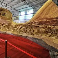 Sebuah karya seni yang mengagumkan dan menjadi pusat perhatian oleh beberapa orang yang ada di galeri museum.