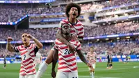Pemain Amerika Serikat (AS) merayakan gol yang dicetak Folarin Balogun (20) ke gawang Paraguay dalam laga matchday pertama Grup D Piala Dunia 2026 di Inglewood, Calif, Sabtu (13/6/2026) pagi WIB. (AP Photo/Andre Penner)