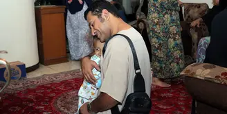 Pria bernama lengkap Saleh Ali Bawazier ini terlihat begitu tegar saat terlihat di rumah duka di kediamannya di kawasan Pondok Bambu, Jakarta Timur, tadi malam. Ia berusaha kuat bersama dua anak laki-lakinya. (Deki Prayoga/Bintang.com)