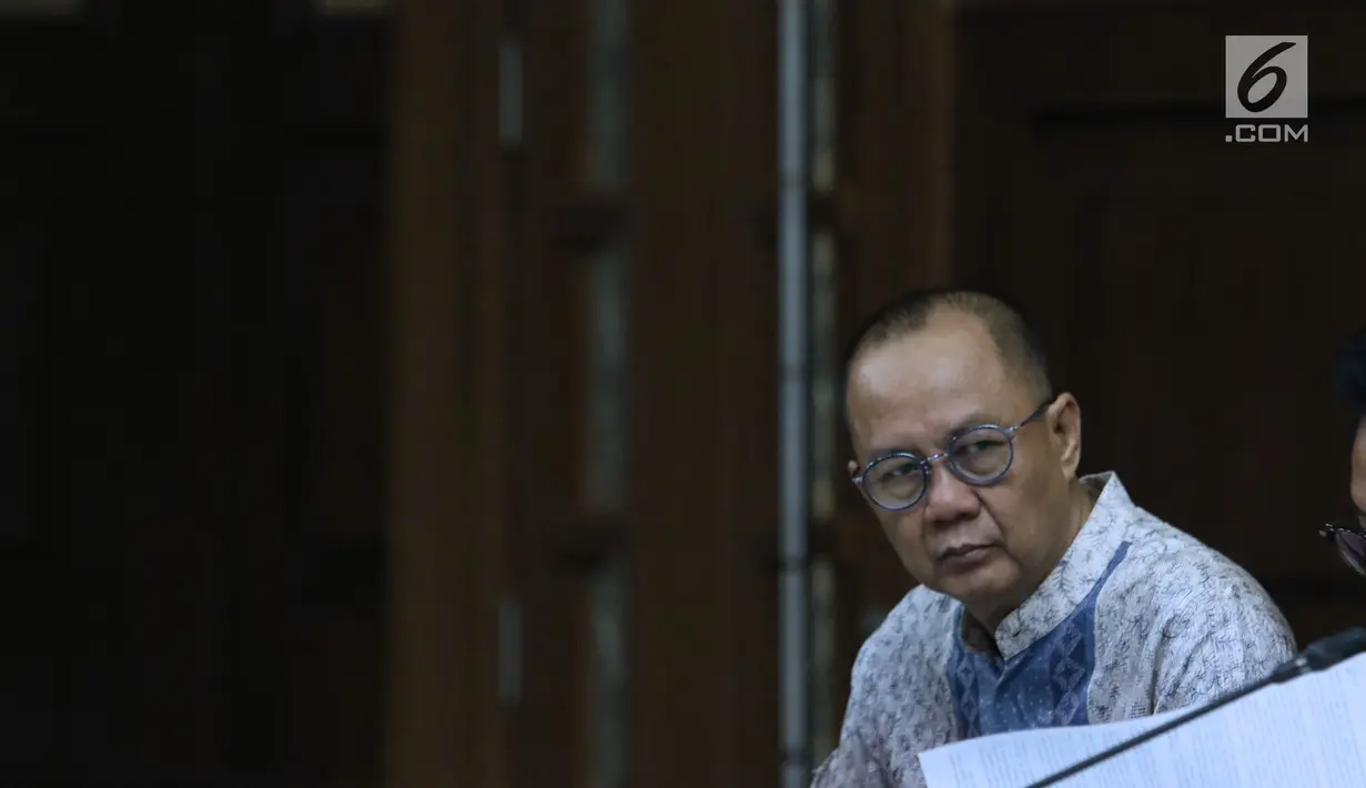 Terdakwa dugaan korupsi penerbitan SKL BLBI, Syafruddin Arsyad Temenggung saat sidang di Pengadilan Tipikor, Jakarta, Kamis (12/7). Sidang mendengar keterangan mantan Deputi Asset Management Credit BPPN, M Syahrial. (Liputan6.com/Helmi Fithriansyah)