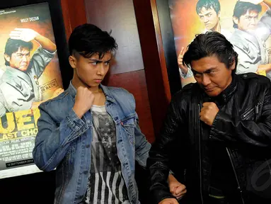 Willy Dozan bersama putra sulungnya, Leon Dozan, terlibat dalam sebuah film laga, Jakarta, (15/9/14). (Liputan6.com/Faisal R Syam)