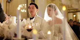 Pebulutangkis Indonesia Kevin Sanjaya Sukamulya resmi menikah dengan Valencia Tanoesoedibjo. Berikut beberapa potret pemberkatan nikah yang digelar di Le Meurice, Paris Prancis. Berikut beberapa potret pernikahan Kevin dan anak  pengusaha Hary Tanoesoedibjo. [Instagram/diah_kss]