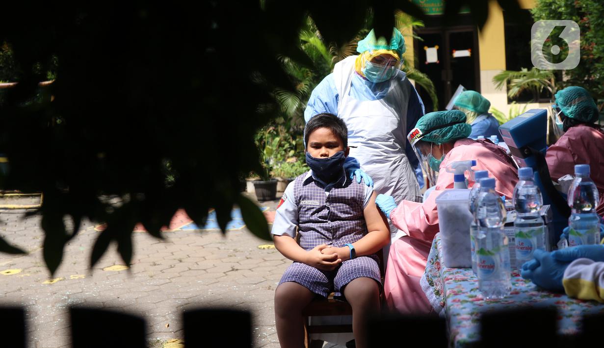 Siswa Sekolah Dasar (SD) mendapatkan suntikan imunisasi di SDN Tangerang 1, Kota Tangerang, Kamis (19/11/2020). Pemberian imunisasi tersebut untuk memberikan perlindungan kepada anak-anak usia SD serta meningkat daya tahan tubuh serta mencegah berbagai penyakit. (Liputan6.com/Angga Yuniar)