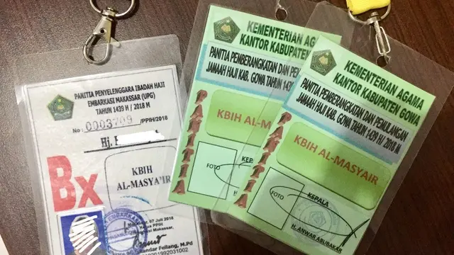 Id card yang digunakan du wanita paruh baya asal Kabupaten Gowa saat menyusup ke dalam rombongan jemaah haji kloter 28 Kabupaten Gowa, Sulsel (Liputan6.com/ Eka Hakim)