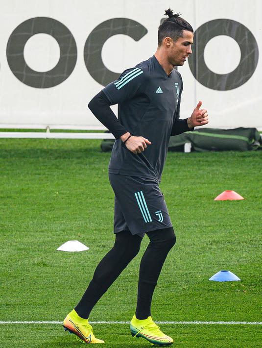 Pemain Juventus Christiano Ronaldo berlatih di Turin, Italia, Selasa (25/2/2020). Juventus akan bertandang ke markas Lyon untuk pertandingan leg pertama babak 16 besar Liga Champions, Kamis (27/2/2020) dinihari WIB. (MARCO BERTORELLO/AFP)