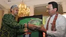 Presiden Direktur Nestle Indonesia, Rashid Qureshi memberikan parsel kepada Gubernur DKI Jakarta Basuki T Purnama usai konferensi pers Jakarta International 10k, di Balai Kota, Jumat (22/5/2015). (Liputan6.com/Herman Zakharia)