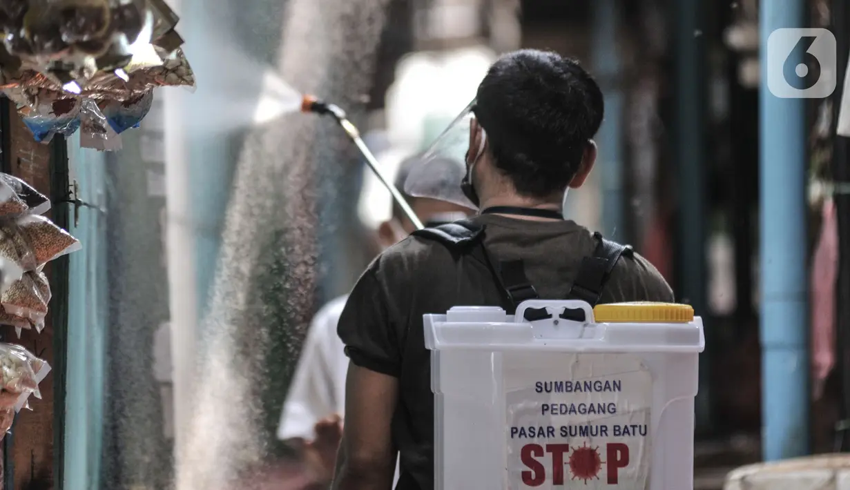 Petugas menyemprotkan cairan disinfektan saat sterilisasi rutin Pasar Sumur Batu, Kemayoran, Jakarta, Rabu (8/7/2020). Pengelola Pasar Sumur Batu rutin melakukan penyemprotan disinfektan setiap Senin, Rabu, dan Jumat guna mencegah penyebaran virus corona COVID-19. (merdeka.com/Iqbal S. Nugroho)