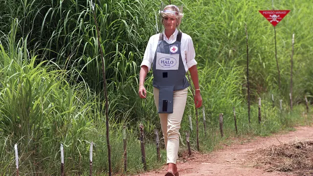 Ikuti Jejak Sang Ibu, Pangeran Harry Susuri Ladang Ranjau di Angola