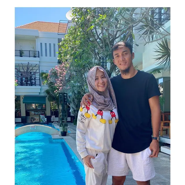 6 Potret Manis Okie Agustina dan Suami, 9 Tahun Bersama