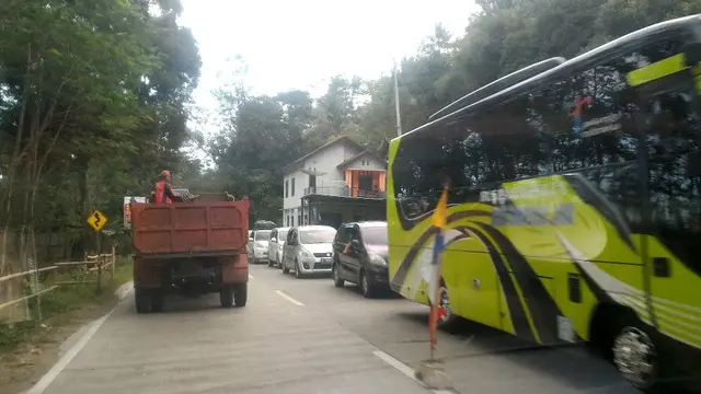 Ruas jalur sempit di Pekuncen-Ajibarang, Kabupaten Banyumas, rawan hambatan dan macet pada arus mudik lebaran 2018. (Foto: Liputan6.com/Muhamad Ridlo)