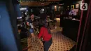 Pegawai membersihkan sisa-sisa banjir di salah satu bar di kawasan Kemang Raya, Jakarta, Kamis (2/1/2020). Para pegawai mulai membersihkan ruangan yang terendam air pascabanjir yang melanda Kemang Raya. (Liputan6.com/Herman Zakharia)
