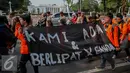 Mahasiswa membentangkan spanduk saat menggelar aksi damai di depan Istana Merdeka, Jakarta, Jumat (25/9/2015). Mereka meminta pemerintah menuntaskan pelanggaran HAM 16 Tahun lalu dalam tragedi Semanggi II. (Liputan6.com/Faizal Fanani)