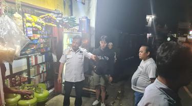 Anggota Polsek Cimanggis melakukan olah TKP pembegalan di Jalan Raya Cilangkap, Kecamatan Tapos, Kota Depok (Istimewa)