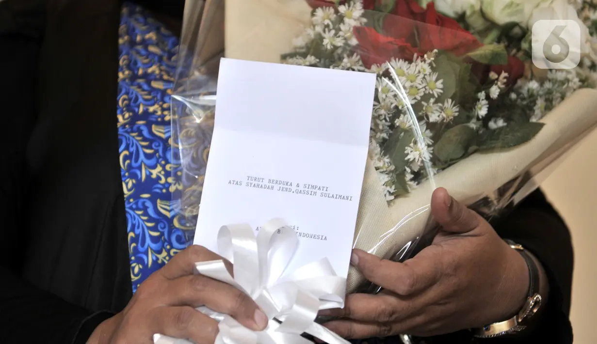 Warga membawa karangan bunga untuk Panglima Garda Revolusi Iran Jenderal Qasem Soleimani terlihat di Kedubes Iran, Jakarta, Selasa (7/1/2020). Kedubes Iran membuka kunjungan bagi warga Indonesia untuk mengucapkan belasungkawa atas kepergian Jenderal Qassim Sulaimani. (merdeka.com/Iqbal S. Nugroho)