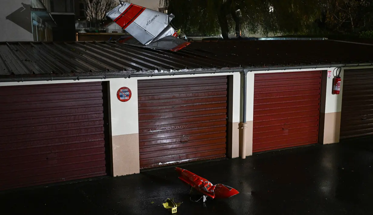 Ekor pesawat terlepas dari bagian pesawat lainnya dan sebagian besar sayapnya robek. (Miguel MEDINA / AFP)