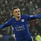 Penyerang Leicester City, Jamie Vardy melakukan selebrasi usai mencetak gol kegawang Chelsea pada lanjutan liga Inggris di King Power Stadium, Liecester (15/12). Leicester menang atas Chelsea dengan skor 2-1. (Reuters/Andrew Yates)