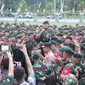 Panglima TNI Laksamana Yudo Margono ketika memimpin upacara pemberangkatan personel Satgas Yonif Raider 631 Antang Palangka Raya ke Papua. Foto Marifka Wahyu Hidayat.