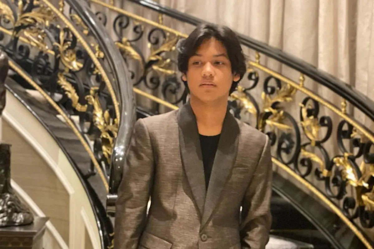Kedua anak Uya Kuya saat ini tinggal di Amerika. Tak hidup bermewah-mewahan, justru mereka mencari uang sendiri dengan cara berjualan