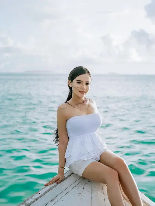 Gayanya di sini dengan atasan tanpa tali dan celana pendek putih dipuji bak gadis, pasalnya ia baru saja melahirkan anak pertamanya dengan Denny Caknan. [Foto: Instagram/bellabonita_r.a]