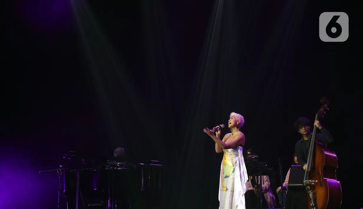 Penyanyi Dira Sugandi tampil pada hari kedua BNI Java Jazz Festival 2022 di JIExpo Kemayoran, Jakarta Pusat, Sabtu (28/5/2022). Perhelatan musik BNI Java Jazz Festival 2022 digelar pada 27-29 Mei dengan menampilkan musisi-musisi dari dalam dan luar negeri. (Liputan6.com/Johan Tallo)