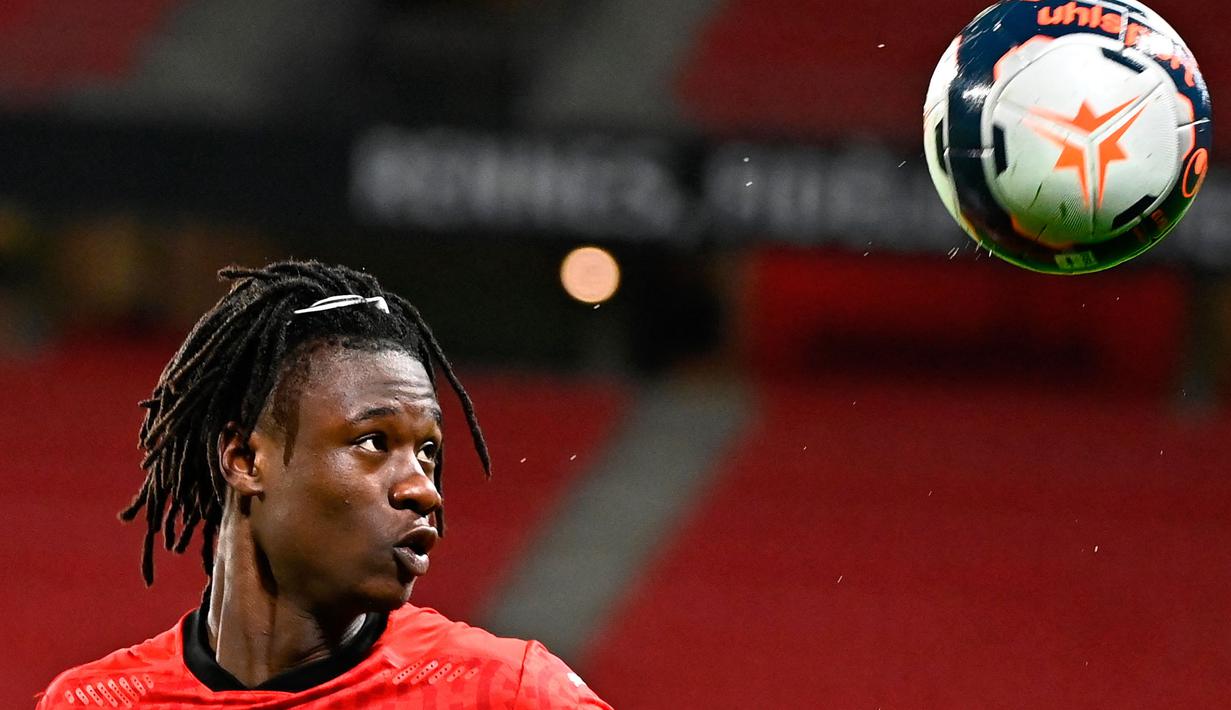 Gagal mendapatkan Mbappe, Real Madrid langsung tancap gas membeli Eduardo Camavinga dari Rennes secara permanen dengan harga 31 juta euro. Real Madrid akhirnya bisa irit sebesar 170 juta euro setelah tawaran aduhai mereka ditolak PSG. (Foto: AFP/Damien Meyer)