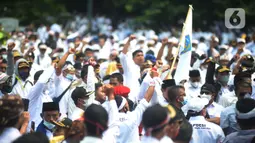 Massa Asosiasi Pemerintah Desa Seluruh Indonesia (Apdesi) melakukan unjuk rasa di kawasan Silang Monas, Jakarta, Kamis (16/12/2021). Apdesi menuntut Presiden Joko Widodo merevisi Perpres Nomor 104 Tahun 2021 tentang Rincian APBN 2022. (merdeka.com/Imam Buhori)
