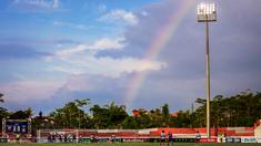 Setelah berhenti selama setahun lebih akibat pandemi, pemerintah akhirnya mengeluarkan izin penyelenggaraan BRI Liga 1 2021/2022 yang diselenggarakan pada 27 Agustus 2021. (Bola.com/Bagaskara Lazuardi)