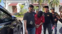 Polisi meringkus pelaku pembunuhan wanita muda yang juga mahasiswi Ubaya di Pacet Mojokerto. (Dian Kurniawan/Liputan6.com)