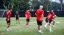 <p>Pemain Timnas Jepang, Takefusa Kubo (ketiga kanan) melakukan rondo bersama rekan-rekannya saat sesi latihan menjelang laga lanjutan putaran ketiga Kualifikasi Piala Dunia 2026 melawan Timnas Indonesia yang berlangsung di Lapangan A, Kompleks Stadion Utama Gelora Bung Karno (SUGBK), Senayan, Jakarta, Rabu (13/11/2024). (Bola.com/Bagaskara Lazuardi)</p>