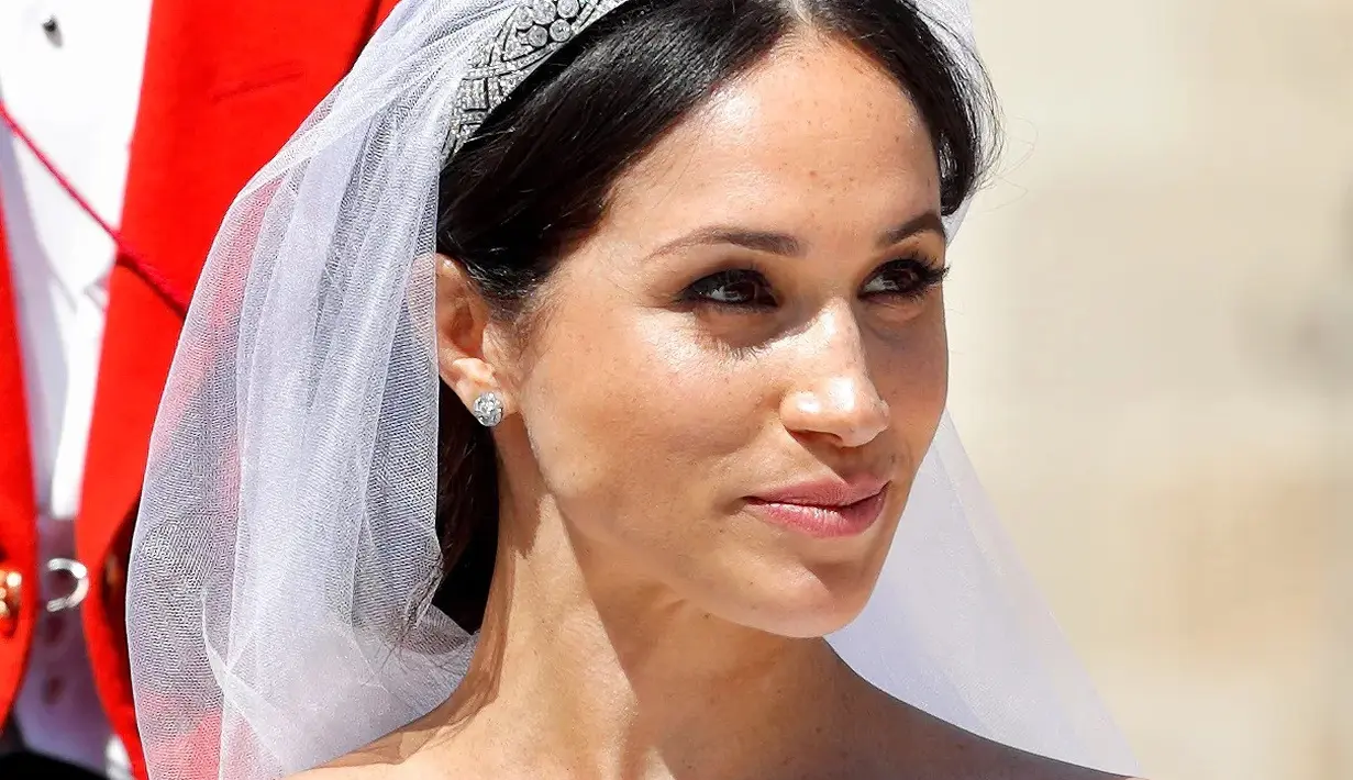Tiara Bandeau Queen Marry. Bagian tengah tiara ini dibuat pada tahun 1932, terdiri dari bros 10 berlian yang bisa dilepas. Meghan Markle mengenakan tiara ini pada hari pernikahannya dengan Pangeran Harry. Foto: Vogue.