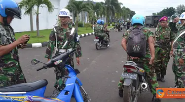 Citizen6, Surabaya: Operasi dilanjutkan dengan pemeriksaan kendaraan sepeda motor yang parkir liar di sekitar Rumdis Karangpilang Surabaya. (Pengirim: Budi Abdillah)

