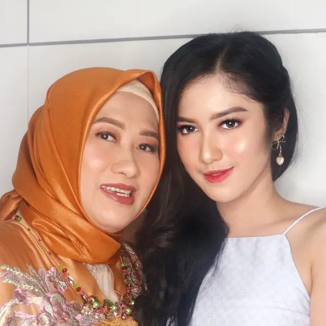 6 Potret Kebersamaan Ochi Rosdiana dan Ibunda, Selalu Kompak