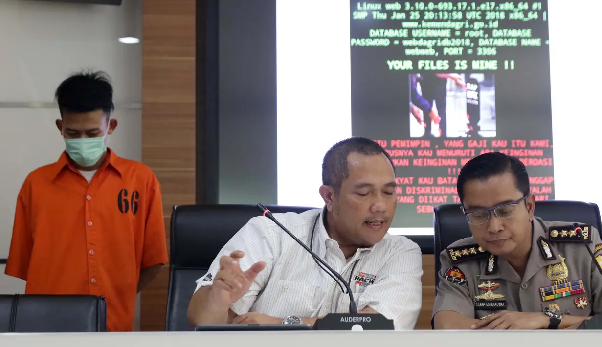 Wadir Tipidsiber Bareskrim Polri, Kombes Asep Safrudin (tengah) saat memberi keterangan terkait peretasan situs Kemendagri jelang rilis di Mabes Polri, Jakarta, Jumat (27/9/2019). DirTipidsiber Bareskrim Polri mengungkap tersangka peretasan situs Kemendagri. (Liputan6.com/Helmi Fithriansyah)