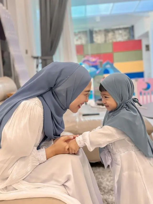 Gaya Ria Ricis Lebaran Tanpa Teuku Ryan. [@riaricis1795]