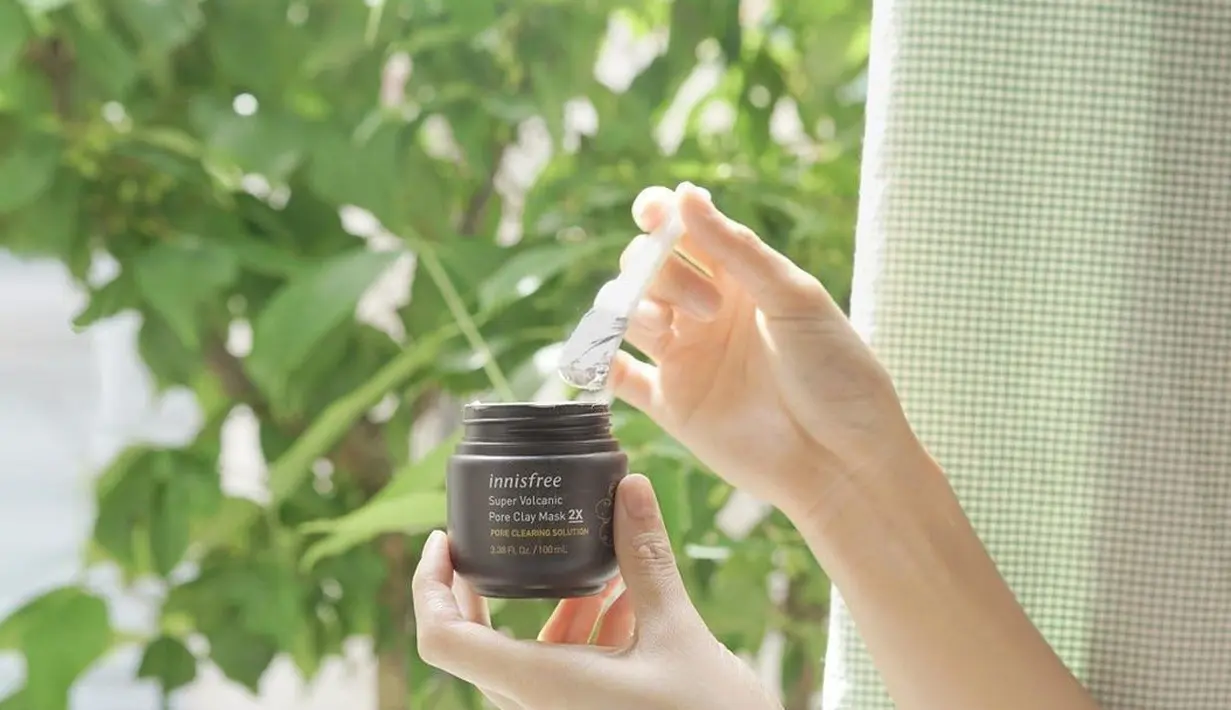 innisfree Super Volcanic Pore Clay Mask bisa membersihkan pori-pori, mengelupas sel kulit mati, dan membuat kulit tampak lebih cerah. Foto: Instagram.