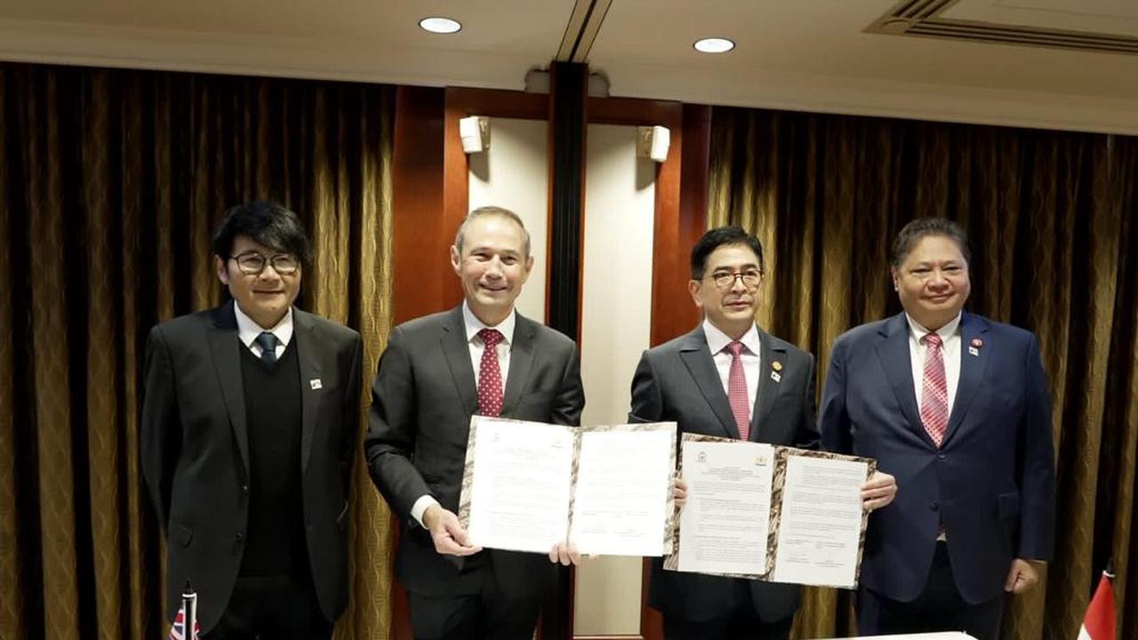 Menteri Koordinator Bidang Perekonomian Airlangga Hartarto menyaksikan penandatanganan Rencana Aksi implementasi MoU antara Pemerintah Negara Bagian Western Australia and Kadin Indonesia pada Selasa (4/7/2023). (Dok Kemenko Perekonomian)