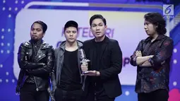 Band Armada memberi sambutan saat meraih penghargaan Group Band Paling Ngetop di ajang SCTV Music Awards 2018 di Studio Emtek, Jakarta, Selasa (27/4). (Liputan6.com/Faizal Fanani)