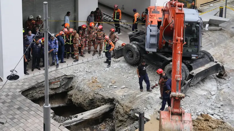 Sinkhole di Jalan Masjid India, Kuala Lumpur, Malaysia. (AP/ Vincebt Thian)