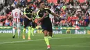 Striker Arsenal, Alexin Sanches,  melakukan selebrasi usai mencetak gol ke gawang Stoke City pada pertandingan pekan ke-37 Premier League, di Stadion Bet 365, Sabtu (13/5/2017). Arsenal menang dengan skor 4-1. (AFP/ Lindsey Parnarby)