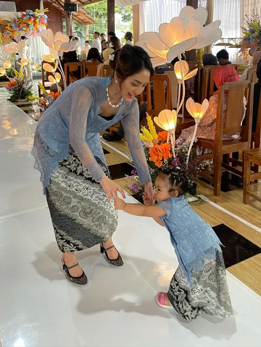 Namun, perhatian tersorot pada penampilan Xarena yang ikut kondangan bersama kedua orangtuanya.