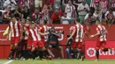 Para pemain Girona merayakan gol Cristhian Stuani saat melawan Atletico Madrid pada La Liga Spanyol di Montilivi stadium, Girona (19/8/2017). Atletico bermain imbang 2-2. (AFP/Pau Barrena)