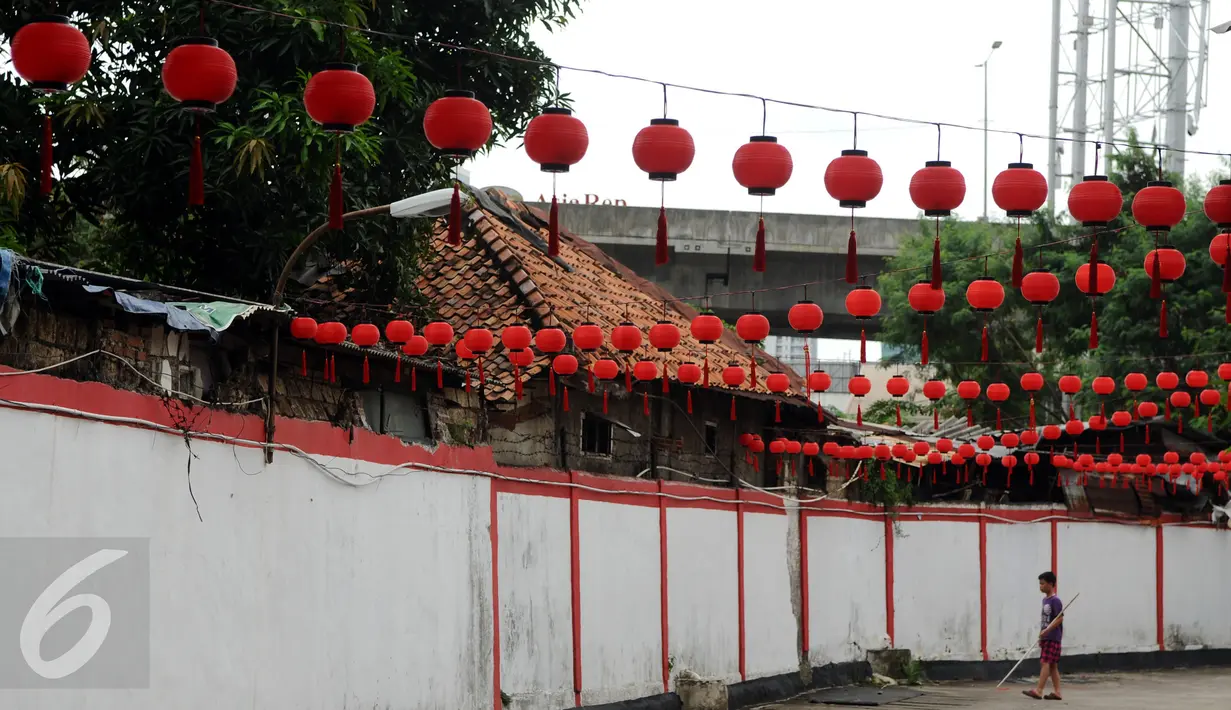 Sejumlah lampion telah terpasang di Vihara Amurva Bhumi, Jakarta, Minggu (31/1/2016). Pemasangan lampion jelang perayaan Tahun Baru Imlek 2567 merupakan simbol pengharapan keberkatan dan keberuntungan di tahun mendatang. (Liputan6.com/Helmi Fithriansyah)