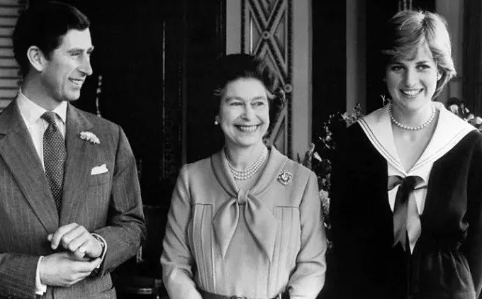 Ratu Elizabeth bersama Pangeran Charles dan tunangannya Lady Diana di Istana Buckingham (AFP)
