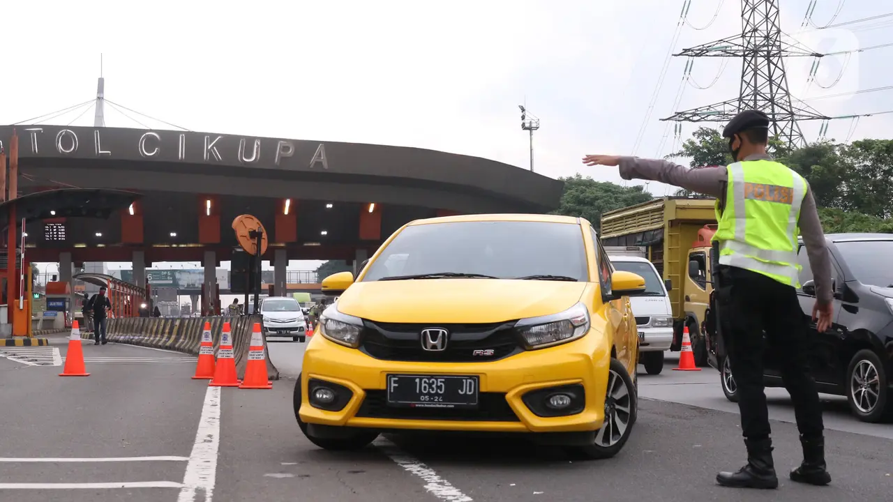 Kendaraan Diputar Balik di Gerbang Tol Cikupa