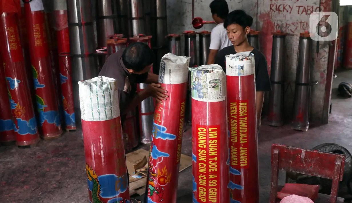 Pekerja mengepak lilin untuk perayaan Tahun Baru Imlek di Tangerang, Banten, Kamis (4/2/2021). Pandemi COVID-19 tahun ini berdampak pada permintaan lilin Imlek yang biasanya ditulisi doa dan harapan dalam bahasa Mandarin tidak seramai tahun sebelumnya. (Liputan6.com/Angga Yuniar)