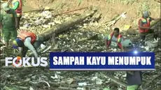 Bendungan Koja tercemar dengan tumpukan sampah kayu dan bambu yang terbawa dari arus air Kali Cikeas.