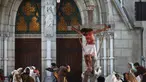 Umat Katolik memperagakan drama visualisasi prosesi penyaliban Yesus saat peringatan Jumat Agung di Gereja Katedral, Jakarta, Jumat (3/4/2026). Visualisasi Jalan Salib (atau sering disebut Tablo) merupakan sebuah pertunjukan drama yang memeragakan kembali kisah sengsara dan wafatnya Yesus Kristus. (Kapanlagi.com/Budy Santoso)