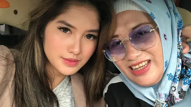 6 Potret Kebersamaan Ochi Rosdiana dan Ibunda, Selalu Kompak